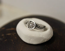 Load image into Gallery viewer, Mini Daisy Ring {sz.6.75}
