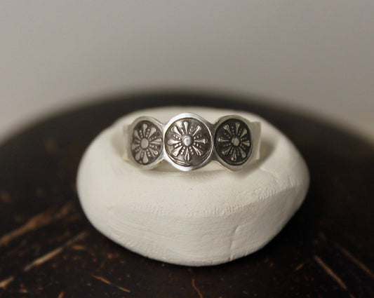Daisy Chain Ring {sz.8.5}