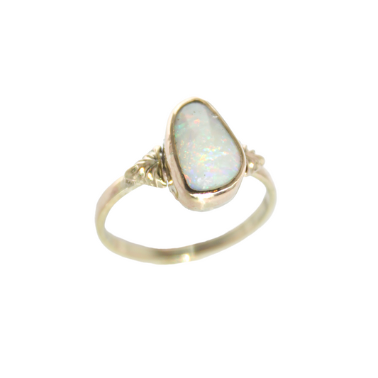 9ct Gold & Opal Ring {sz.8.5}