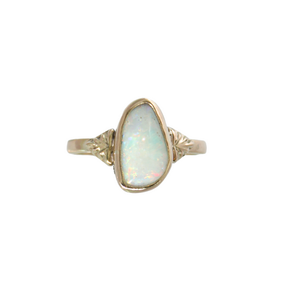 9ct Gold & Opal Ring {sz.8.5}