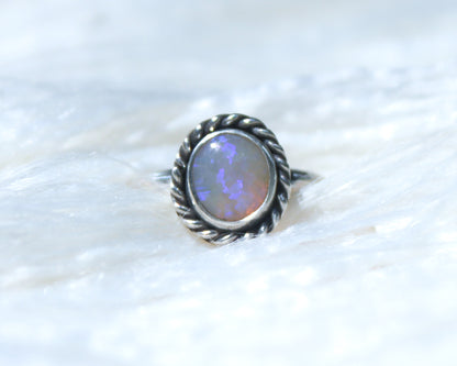 Round Lightning Ridge Opal Ring {sz.7}