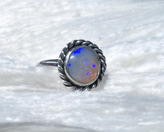 Round Lightning Ridge Opal Ring {sz.7}